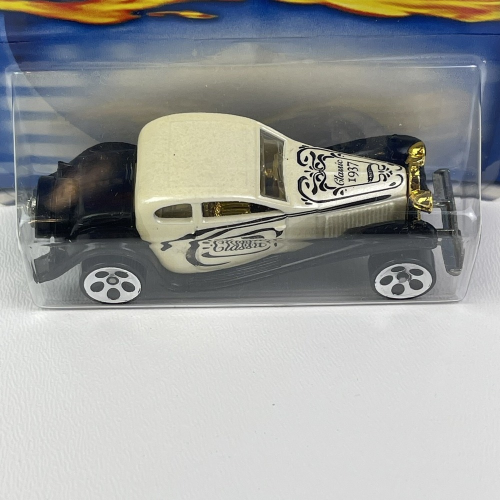 Hot Wheels 1937 Bugatti 2001 Edition Pearl White New Diecast 163 Double Tampo - Picture 4 of 6